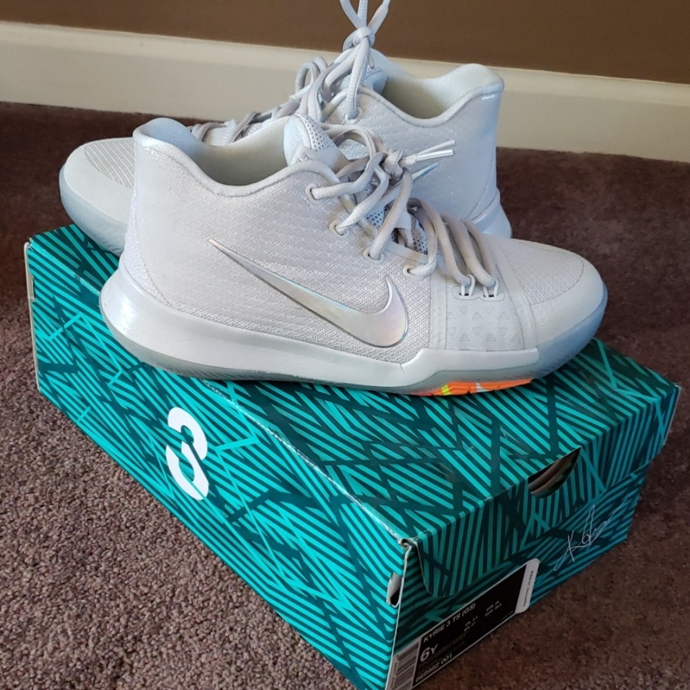 Nike Kyrie 3 TS  sneakers